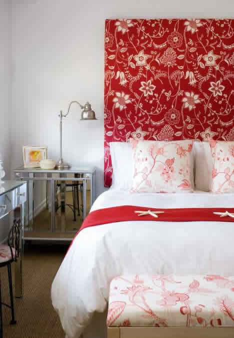 Красно-белый интерьер спальни фото