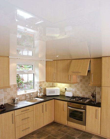 Фото 1 – Белый глянцевый натяжной потолок на кухне