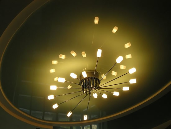 Фото 1 – Глянцевый натяжной потолок от фирмы Горизонталь