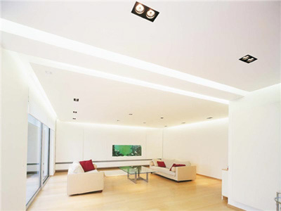 Фото 11 – Белоснежный двухуровневый натяжной потолок для зала