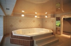 Фото 12 – Натяжной потолок Cerutti, фактура глянцевая, цвет бежевый, в интерьере ванной