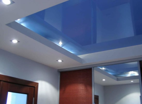 Фото 16 – Натяжной потолок Pongs Textil, глянец, цвет 140, в прихожей