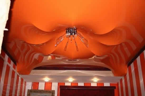 Фото 18 – Натяжной потолок Lackfolie, глянец, цвет 30-739, в интерьере прихожей