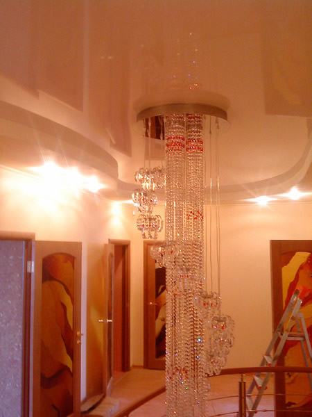 Фото 19 – Натяжной потолок Lackfolie, глянец, цвет 30-739, в интерьере прихожей