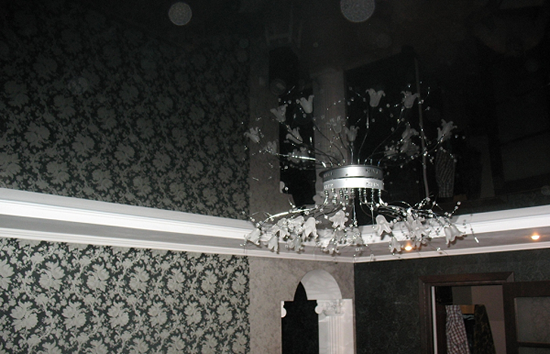 Фото 2 – Чёрный глянцевый натяжной потолок. Редкий случай, когда потолок черного цвета гармонично смотрится в интерьере жилой квартиры
