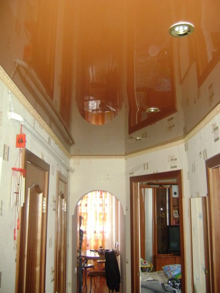 Фото 2 – Натяжной потолок Pongs Textil, глянцевая фактура, цвет 145 , в прихожей.