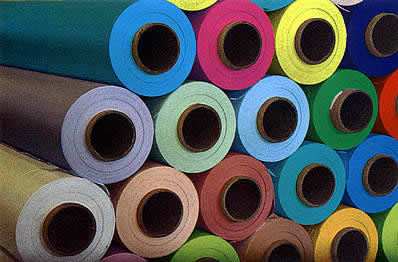 Фото 2 – Полотна натяжного потолка хранятся в рулонах во избежание образования перегибов и складок