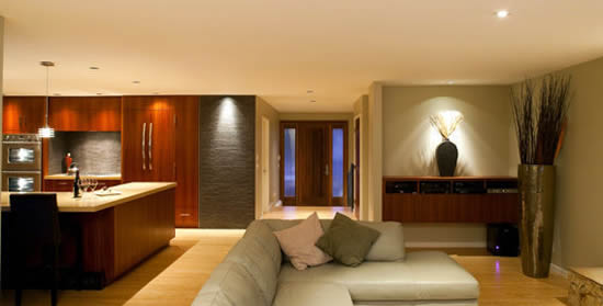 Фото 21.2 – Натяжной потолок Polyplast, матовый, артикул BМ404, в интерьере кухни и гостиной