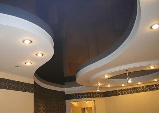 Фото 22 – Натяжной потолок Borrisol, глянец, артикул 02066, в интерьере гостиной