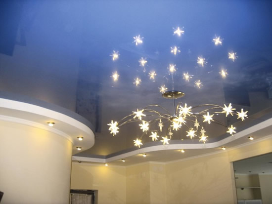 Фото 24 – Натяжной потолок MonLange, фактура глянцевая, цвет синий, в интерьере гостиной