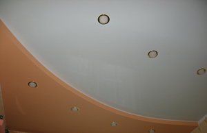 Фото 25 – Натяжной потолок MonLange, фактура матовая, цвет белый, в интерьере гостиной