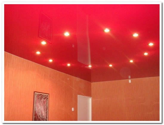 Фото 26 – Натяжной потолок Malpensa, фактура глянцевая, цвет красный, в интерьере гостиной