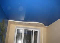 Фото 27 – Натяжной потолок Malpensa, фактура глянцевая, цвет синий, в интерьере гостиной