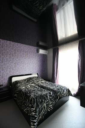 Фото 3 – Чтобы диагональ натяжного потолка не пошла складками, полотно нельзя сильно перетягивать