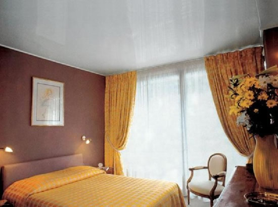 Фото 4 – Глянцевые натяжные потолки в спальне