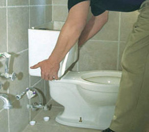 Фото 5 - Установка бачка на унитаз