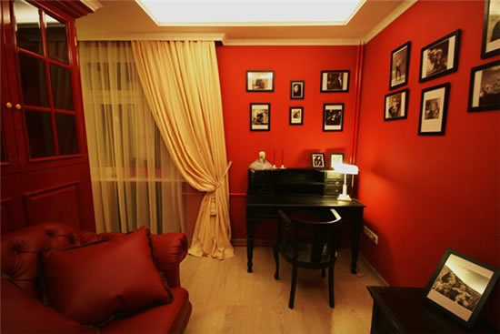 Фото 6 – Молдинг - декоративная деталь, материалом для которой чаще всего служит пластик, может украсить любую натяжную систему у стыка стен и потолка