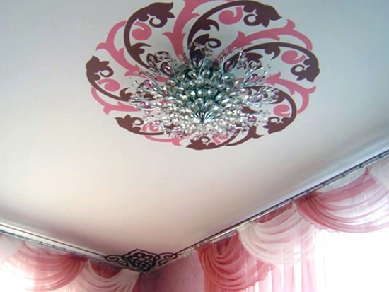 Фото 6 – Однотонные потолки можно запросто приукрасить ярким принтом. Полотно с рисунком, разумеется, стоить будет чуть дороже