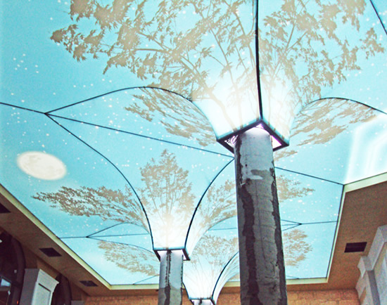 Фото 7 – Для монтажа этого натяжного потолка использована специальная фурнитура и металлические платформы