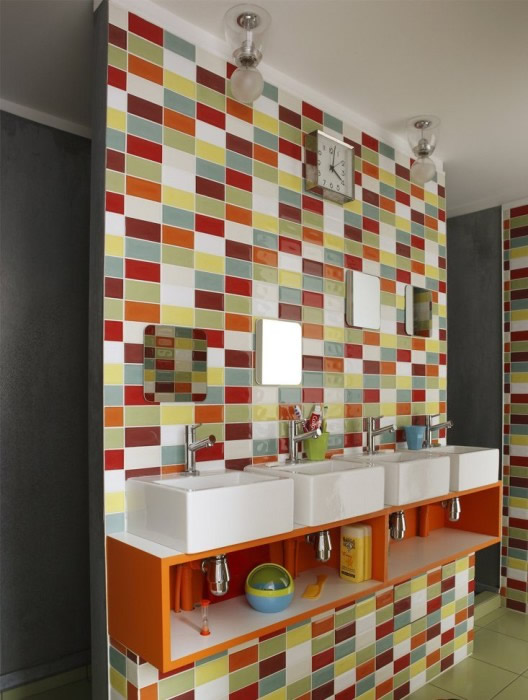 Фото 9 – Прямоугольная плитка для облицовки ванной комнаты (горизонтальная кладка)