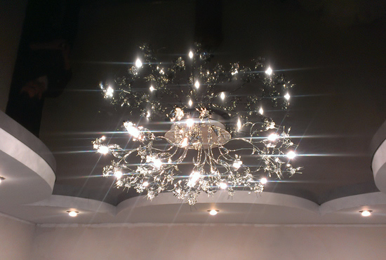Фото 2 – Эстетичный вид верхней части люстры особенно важен при темном глянцевом потолке с хорошей отражающей способностью