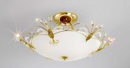 Фото 3 –Люстра, расположенная близко к натяжному потолку