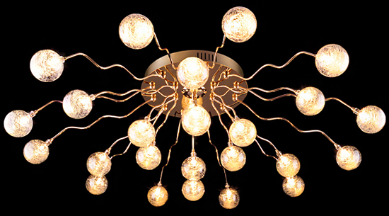 Фото 4 – Отличный вариант люстры, которая украсит натяжной потолок и не будет греть его