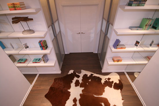 Белые глянцевые двери в интерьере