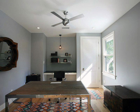 Белые лаконичные двери в интерьере рабочего кабинета