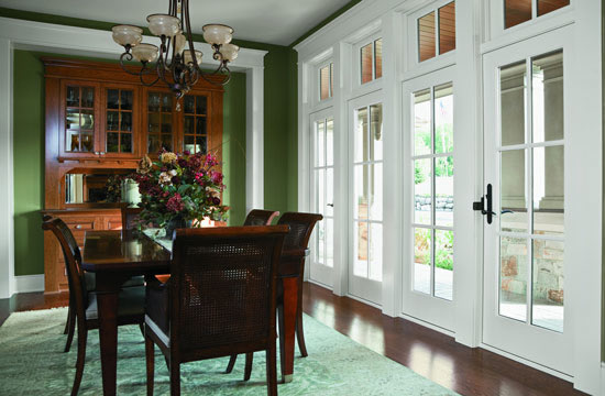 Межкомнатные белые двери в классическом интерьере