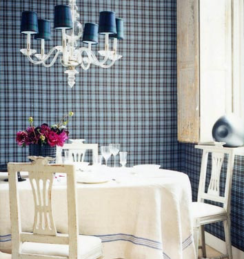 Клетчатые обои в кухне-гостиной