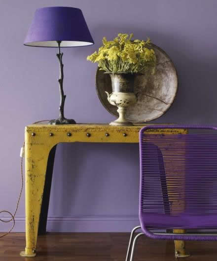 Стены в прихожей насыщенного фиолетового цвета