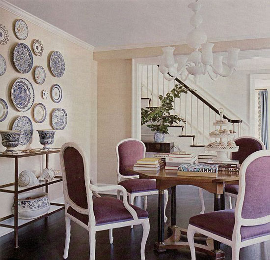 Декорирование пустой стены композицией декоративных тарелок