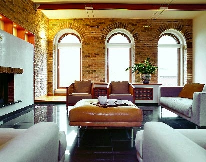 Пластиковые арочные окна в интерьере гостиной комнаты