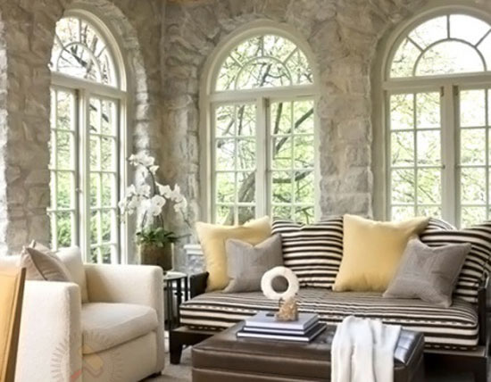 Арочные окна в интерьере с прозрачными стеклами