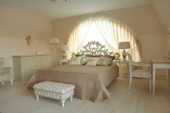 Арочные окна в интерьере спальни