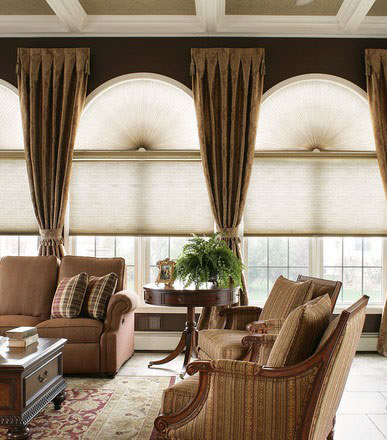 Оформление арочного окна в интерьере