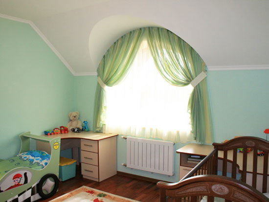 Оформление арочных окон в спальне