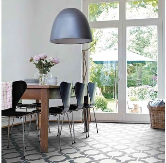 пол с виниловой плиткой на кухне