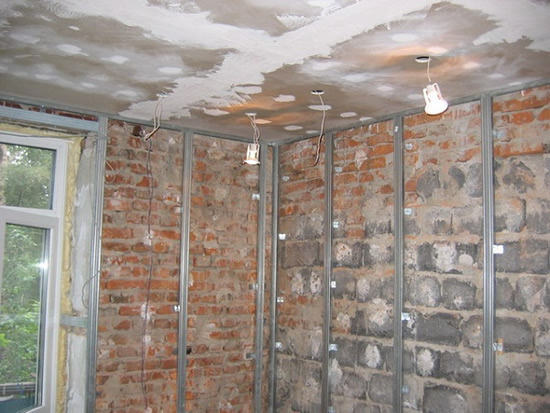 Металлический каркас на неровной поверхности