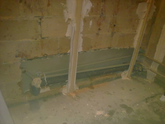 Когда лучше прятать трубы в ванной