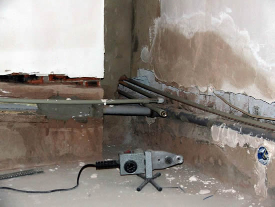 Какие варианты есть у тех, кто все же решился спрятать трубы в ванной