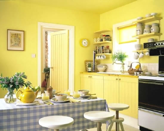 помещение в жёлтых тонах