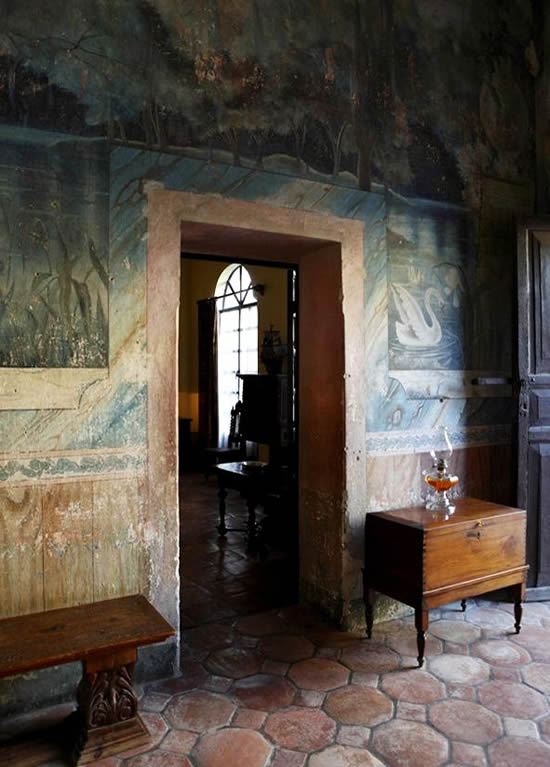 Фреска над аркой