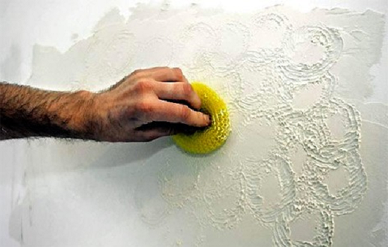 Окрашивание губкой на стене