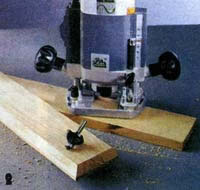 Сверлим отверстия в боковых стенках шкафа