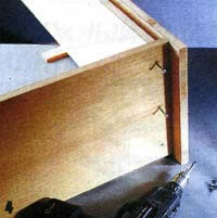 Крепление крышки корпуса сверху шурупами