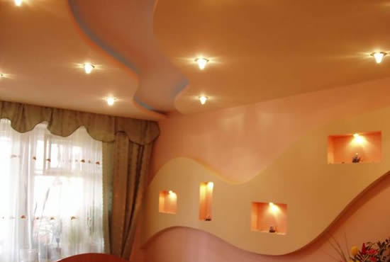 Волнообразные фигуры на потолке