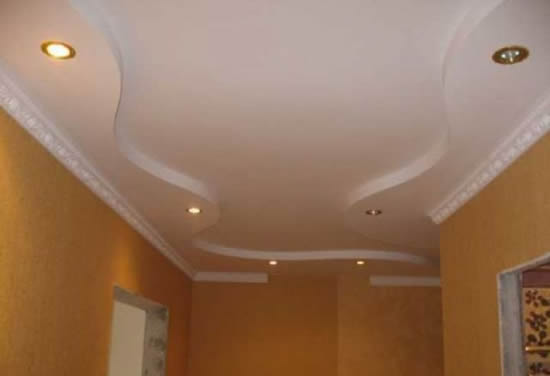 Волнообразный потолок в прихожей