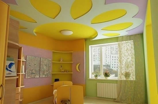 Яркий потолок для детской